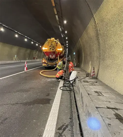 咸丰隧道排水渠清淤